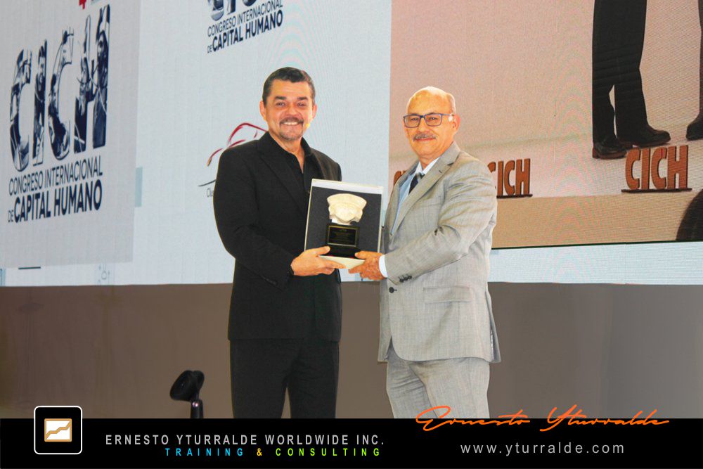 Ernesto Yturralde recibiendo reconocimiento profesional en México por su trayectoria como facilitador experiencial y consultor en Team Performance
