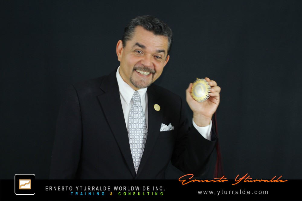 Ernesto Yturralde reconocido como International Speaker Of The Year por su aporte como conferencista y facilitador experiencial