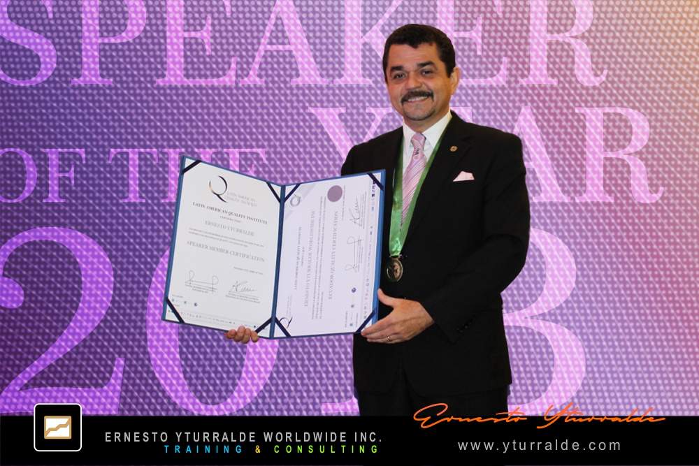 Ernesto Yturralde Tagle recibiendo distinción internacional como speaker, consultor y facilitador de procesos de desarrollo organizacional